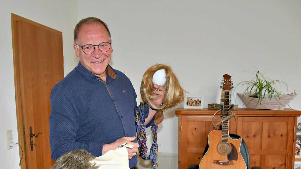Edgar-Peter Kuß kramt in seiner Kostümkiste. Zu gern würde er die Perücken wieder aufsetzen und sein Publikum zum Lachen bringen.