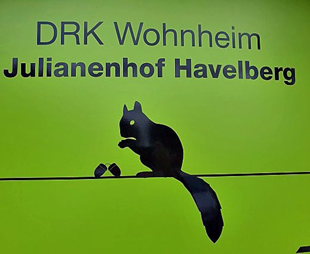 Im Logo des DRK-Wohnheims Julianenhof ist ein Eichhörnchen verewigt. Denn die niedlichen Tierchen kommen sehr zahlreich auf den Bäumen in der Außenanlage der Einrichtung vor.