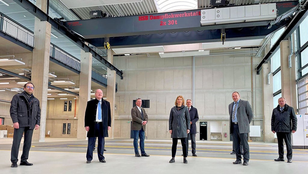 Nasa-Chef Peter Panitz, Verkehrsminister Thomas Webel, Bauleiter der HSB Uwe John, Susanna Karawanskij aus Thüringen, Oberbürgermeister Peter Gaffert, Norman Just und Matthias Wagener von den Schmalspurbahnen (von links) besuchen die ?gläserne? Dampflokwerkstatt der HSB.