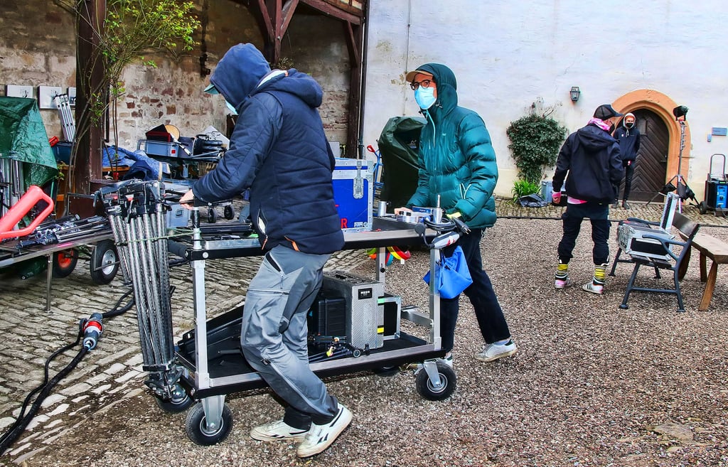 Emsiges Treiben herrschte bis Donnerstag im Schlosshof. Eine 60-köpfige Filmcrew drehte für „Der Räuber Hotzenplotz“.