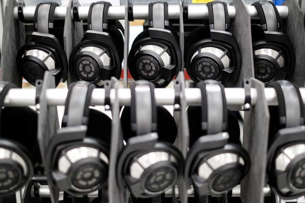 Sennheiser Kopfhörer HD800 in der Produktion des Unternehmens.