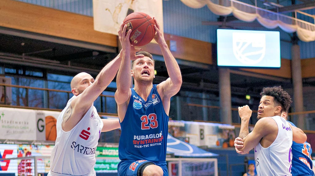 Top-Scorer Michal Michalak (Bildmitte) trug mit seinen Leistungen wesentlich zum Klassenerhalt des Syntainics MBC bei.