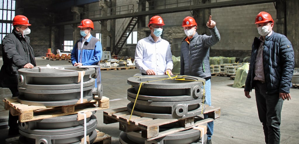 Die Besucher sehen sich Produkte wie diese Schiebergehäuse für den Armaturenbau der Tangerhütter Gießerei "TechnoGuss" an. Europa-Abgeordneter Sven Schulze (von links), Tobias Töpfer als technischer Geschäftsführer, Geschäftsführer Stefan Maier, Bürgermeisterkandidat Markus Fettback und Landtagskandidat Thomas Staudt machen sich vor Ort ein Bild.