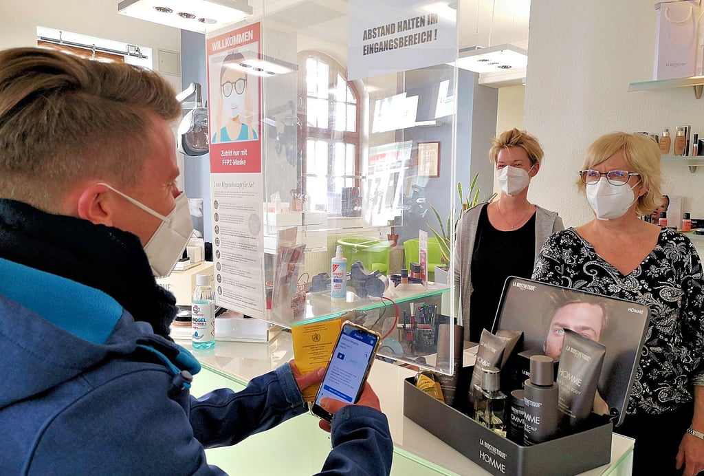 Kunden, die zum Friseur gehen - zum Beispiel zu Sybille (rechts) und Yvonne Kallnischkies in den Wernigeröder Salon Haargenau, müssen keinen negativen Corona-Test (beispielsweise mit Handy-App) mehr vorlegen, wenn sie mit ihrem gelben Impfausweis nachweisen können, dass sie vollständig geimpft sind.