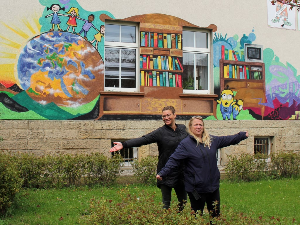 Einrichtungsleiterin Simone Brandes (rechts) und Praktikantin Sabrina Krummhaar heißen ab Montag zur Pfingstferienfreizeit im Eilsleber DRK-Kinder- und Jugendclub willkommen. Die Aktivitäten finden im Freien statt.