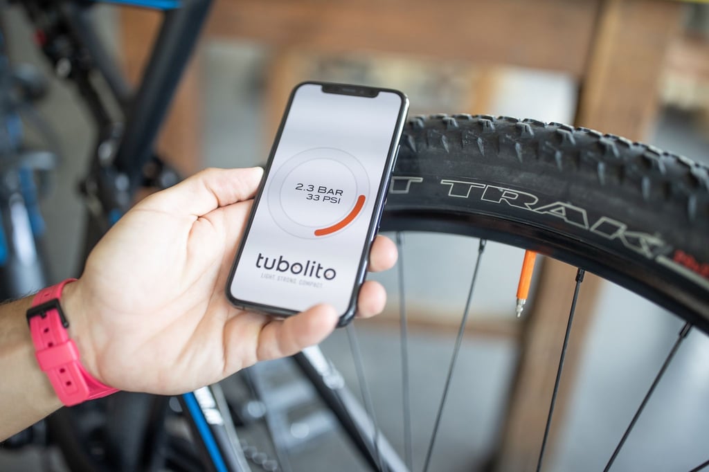 Kurz das Smartphone auf Ventilhöhe an den Reifen halten, und schon hat der Drucksensor im „Tubo-MTB Psens“ den aktuellen Wert per NFC drahtlos ans Smartphone geschickt.