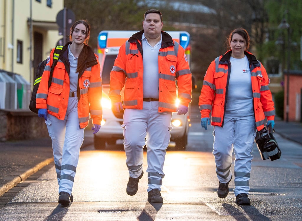 Jana Leonhardt (l-r), Hendrik Porcher und Kerstin Märker, Notfallsanitäter des Deutschen Roten Kreuzes (DRK), nach einem Einsatz.