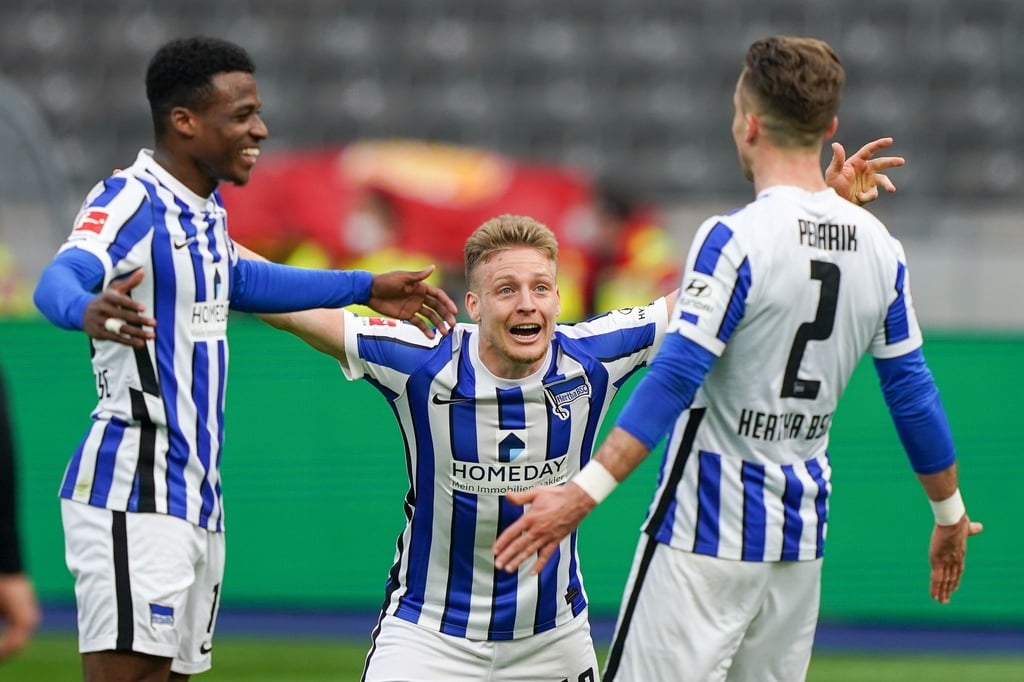 Herthas Javairo Dilrosun (l-r) und Mannschaftskamerad Santiago Ascacibar freuen sich mit Torschütze Peter Pekarik nach dessen Tor zum 2:0 gegen den SC Freiburg.