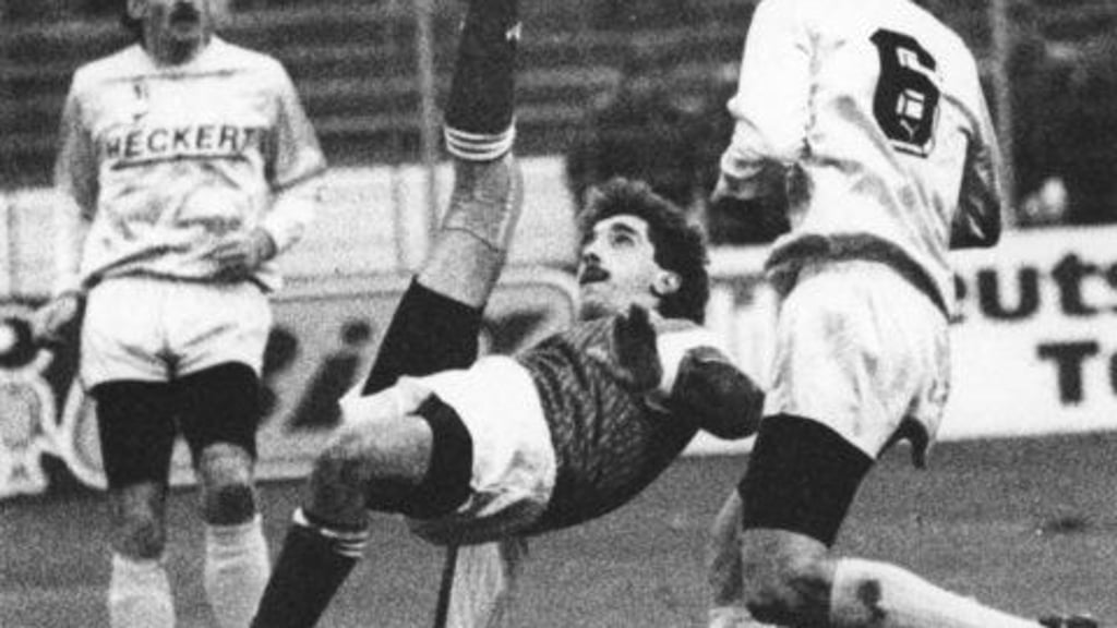 Lutz Schülbe setzt im Spiel gegen die Chemnitzer einen Fallrückzieher an.