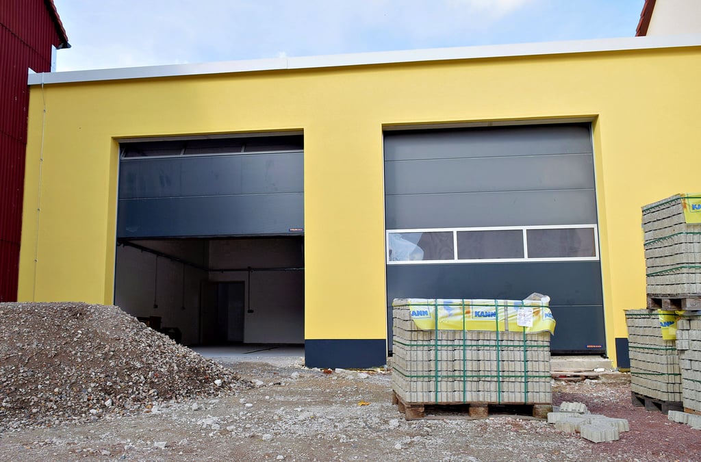Der Neubau umfasst zwei Stellplätze für Rettungsfahrzeuge.