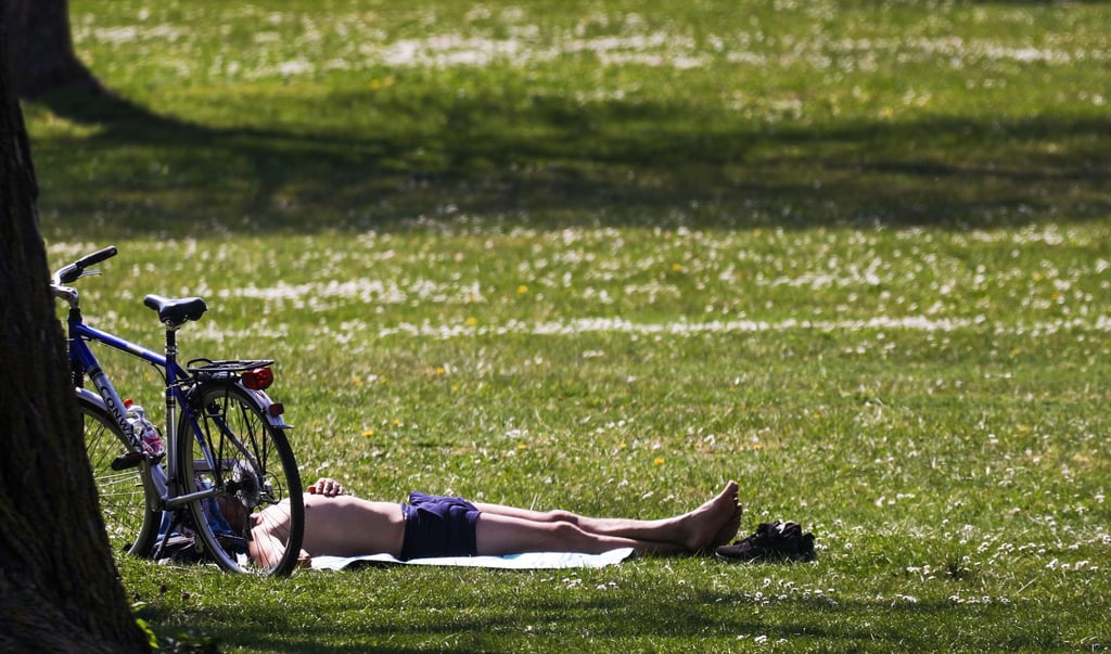 Die Sonne strahlt. Die Temperaturen steigen. Und das nachdem der April so richtig kühl war. Da fragt man sich: Kann Sonnenbaden jetzt gefährlich werden?