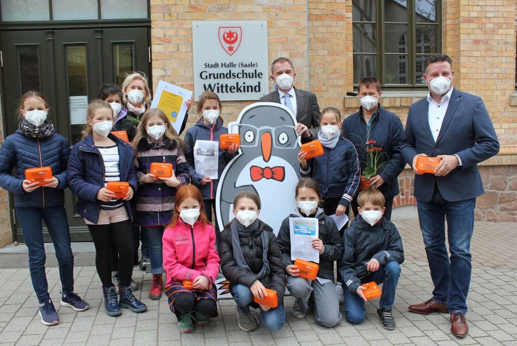 Übergabe des Siegels "Internet-ABC-Schule" an die Grundschule Wittekind in Halle.
