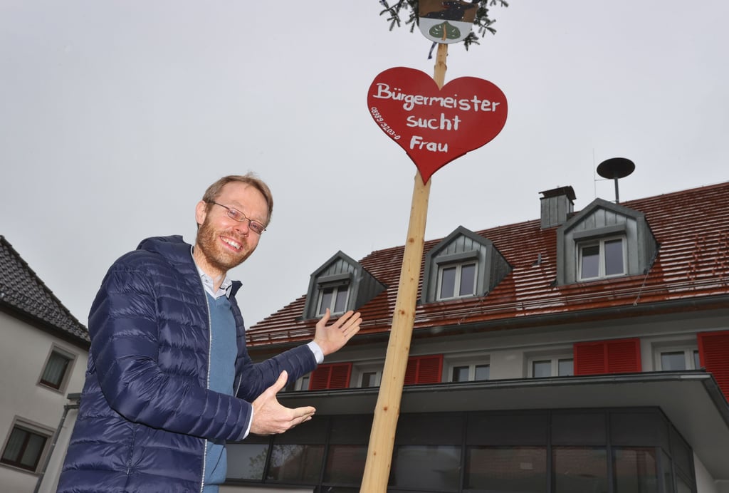 Jörg Aghte, Bürgermeister der Gemeinde steht vor seinem Rathaus.