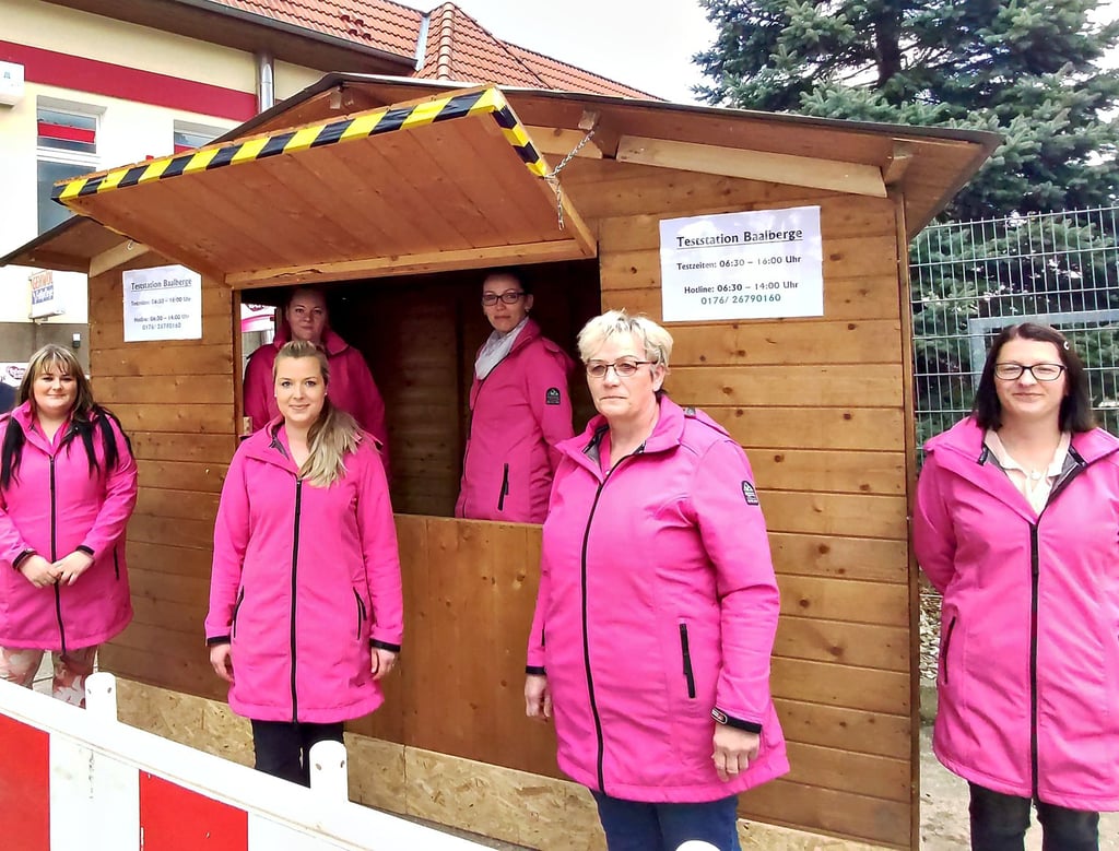 Das Team ist bereit in Baalberge. Hinter der Absperrung geht's an den Testerinnen vorbei.
