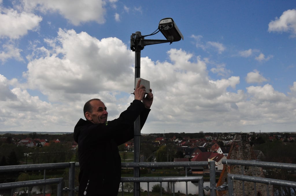 Steffen Dannhauer reparierte die Storchenkamera auf dem Burgturm.