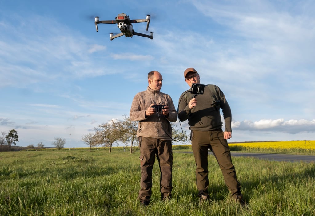 Mit ihrer neuen Drohne können die Kitzretter Tim Uhlig und Max Enders bis zu 60 Hektar Fläche pro Stunde absuchen.