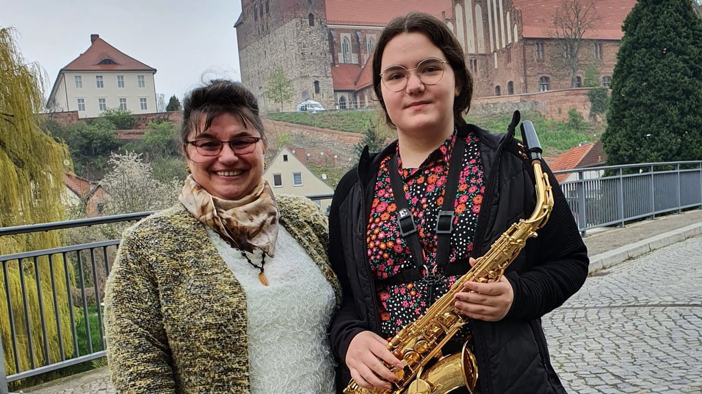 Antonia Lösch zusammen mit ihrer Musikschullehrerin Daniela Vogt. ?Ich bin ihr für die Ausbildung an Klavier und Saxophon sehr dankbar", sagt die 16-Jährige.
