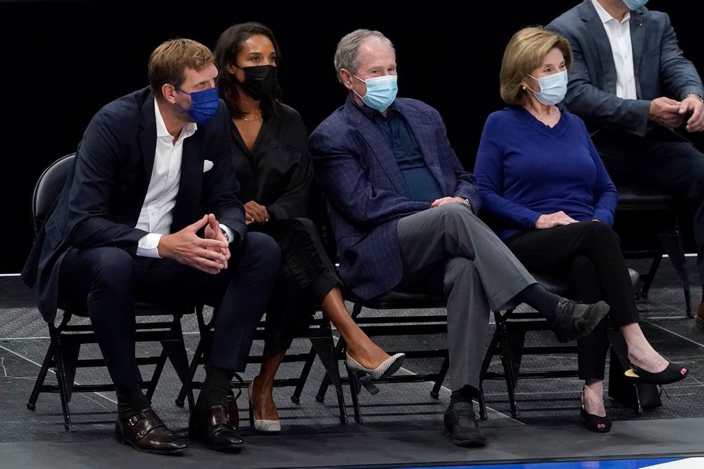 Dirk Nowitzki mit seiner Frau Jessica, Ex-US-Präsident George W. Bush und dessen Frau Laura (l-r) bei einem Spiel der Dallas Mavericks.