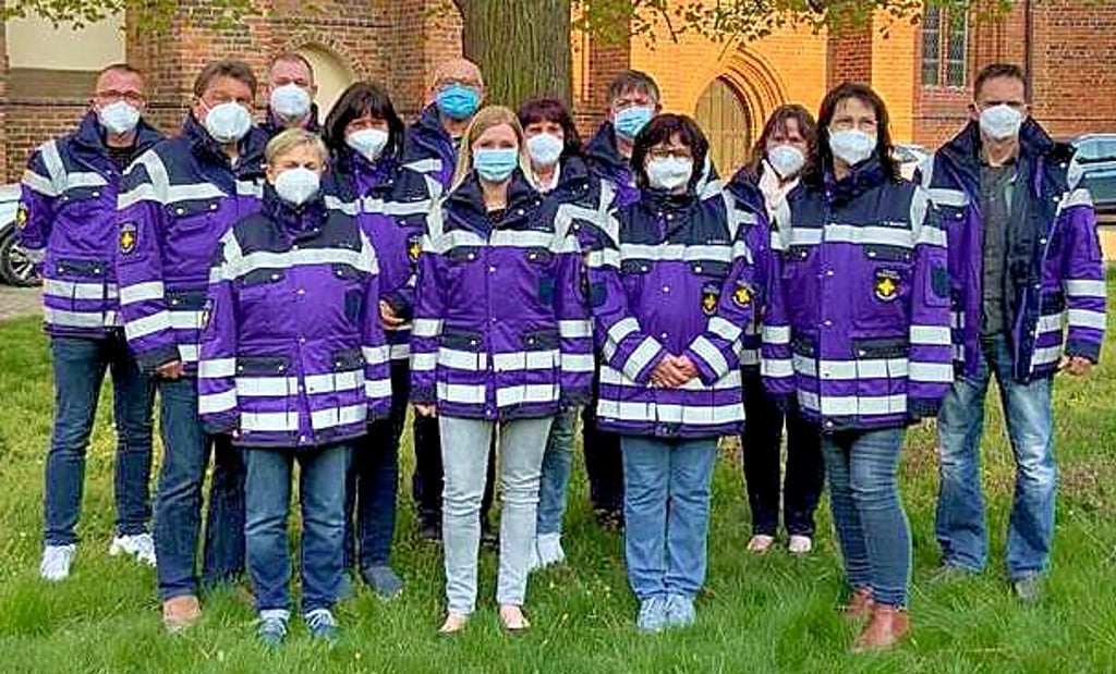 Die 14 Notfallseelsorger der Altmarkkreises Salzwedel durften sich aufgrund zahlreicher Spenden über neue Jacken freuen.