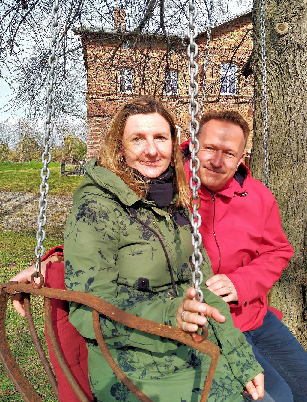 Conny und Peter Weiß haben den alten Drübecker Bahnhof 2009 gekauft. Jetzt genießt das Paar viel Freizeit im historischen Flair. Auf der Schaukel dürfen auch Passanten Platz nehmen.