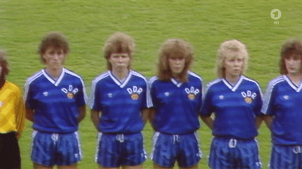 Die DDR-Frauen-Nationalmannschaft vor Anpfiff ihres ersten und einzigen Länderspiels am 9. Mai 1990.
