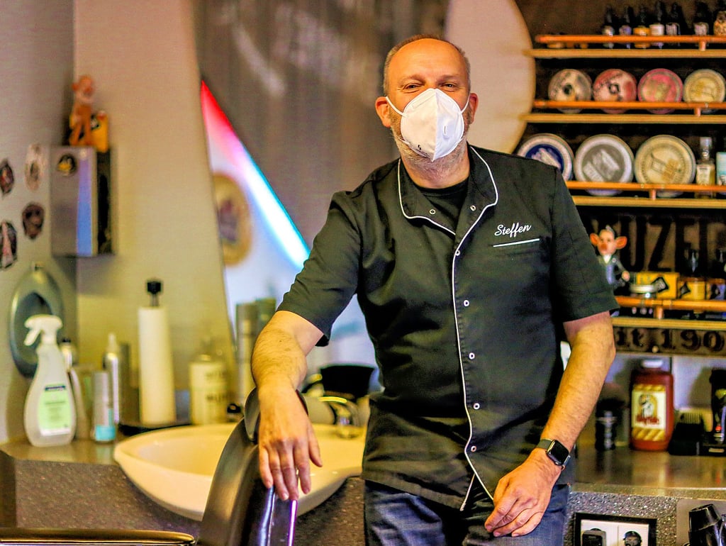 Hier ist Steffen Franke in seinem Element: im Herrenbereich des Salon Franke, derzeit stets mit FFP2-Maske.