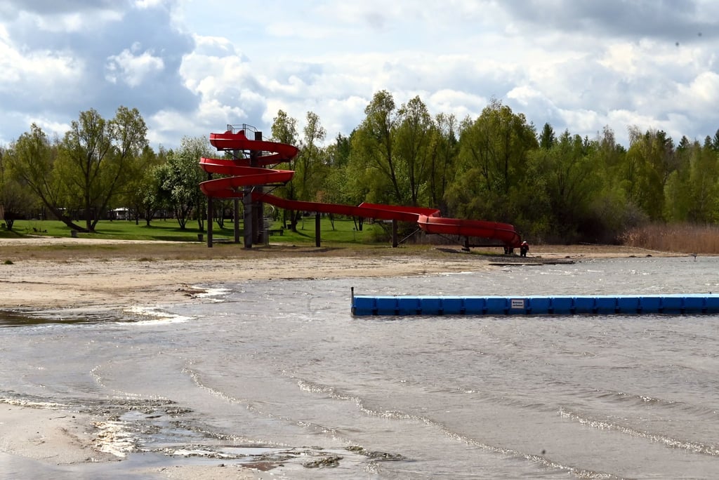 An den Ufern des Sees ist das Wasser spürbar zurückgegangen.
