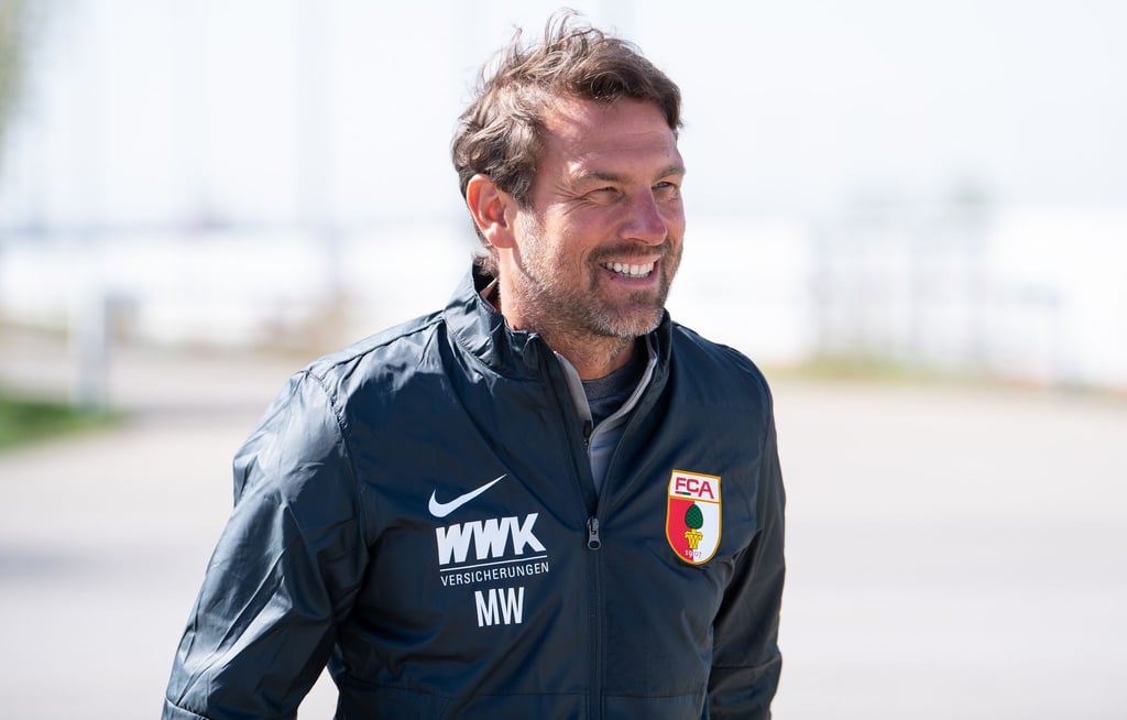 Der neue Chef-Trainer Markus Weinzierl kommt zum Training.