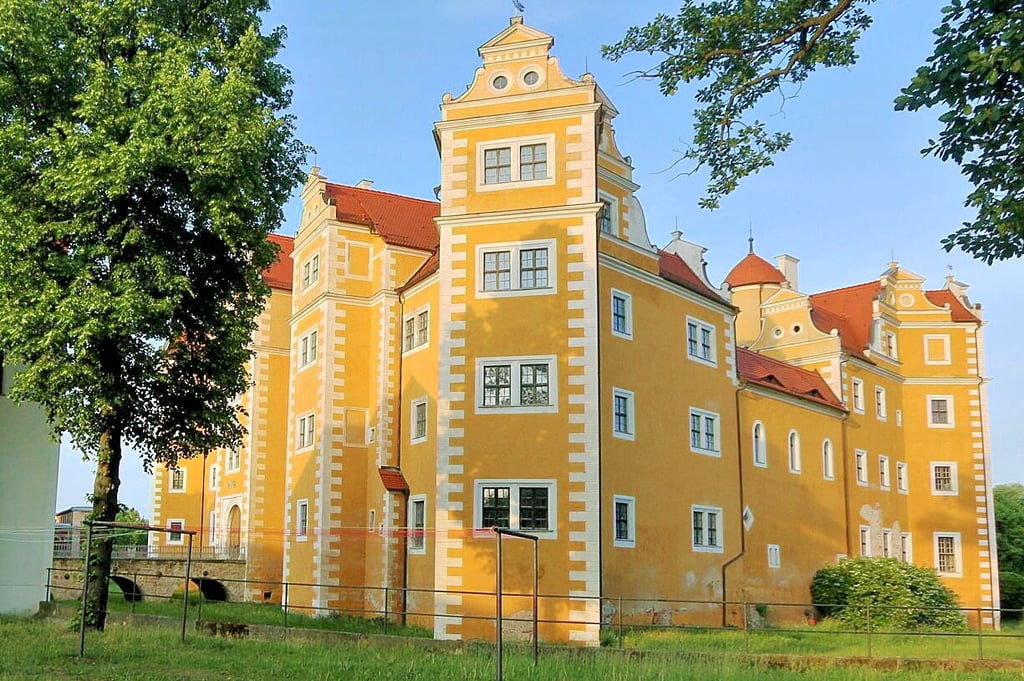 Das Annaburger Schloss mit seinen Nebengebäuden war Sitz der früheren Militär-Knaben-Erziehungsanstalt.