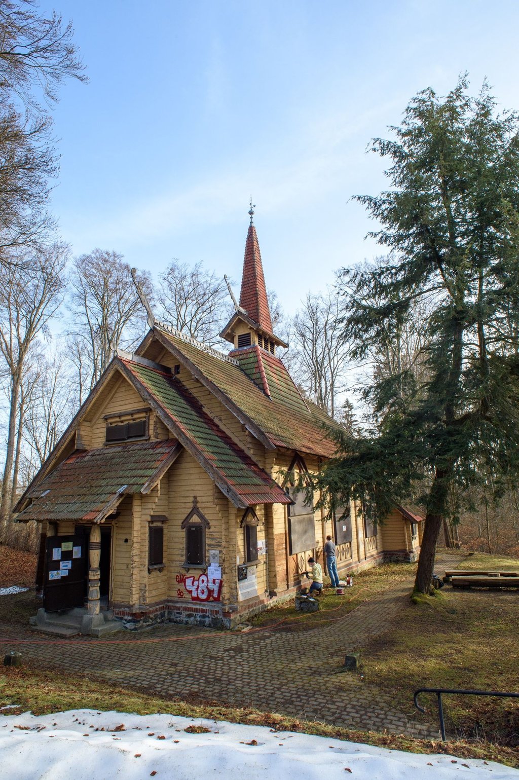 Die denkmalgeschützte Holzkirche "Stabkirche Stiege".