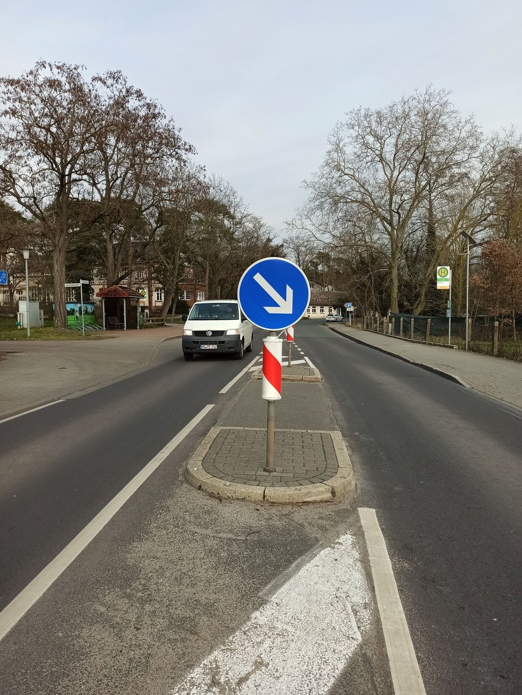 Die Landesstraße 52 am Ortseingang Lostau, vor der Lungenklinik.