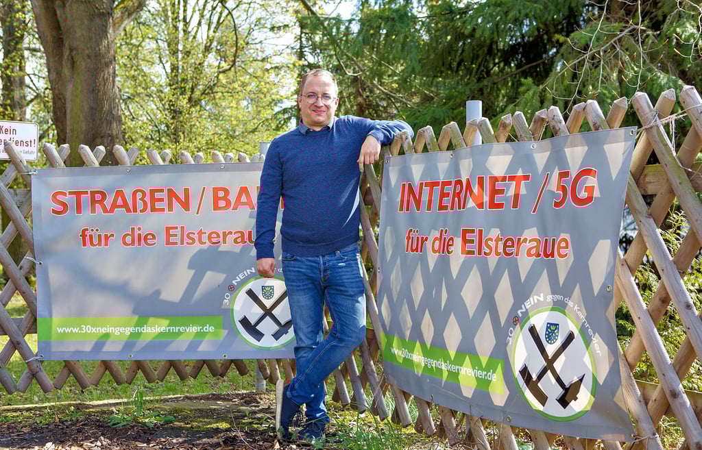 Die Bürgerinitiative „30×mal Nein gegen das Kernrevier“ und Sprecher Carsten Sonntag machen mit Plakaten auf ihre Forderungen aufmerksam.
