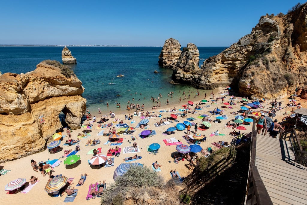 Nach der Aufhebung der Reisewarnung für die Algarve ist die portugiesische Küstenregion für Deutsche wieder beliebtes Urlaubsziel. Wer von dort heimkehrt, muss nicht mehr in Quarantäne.