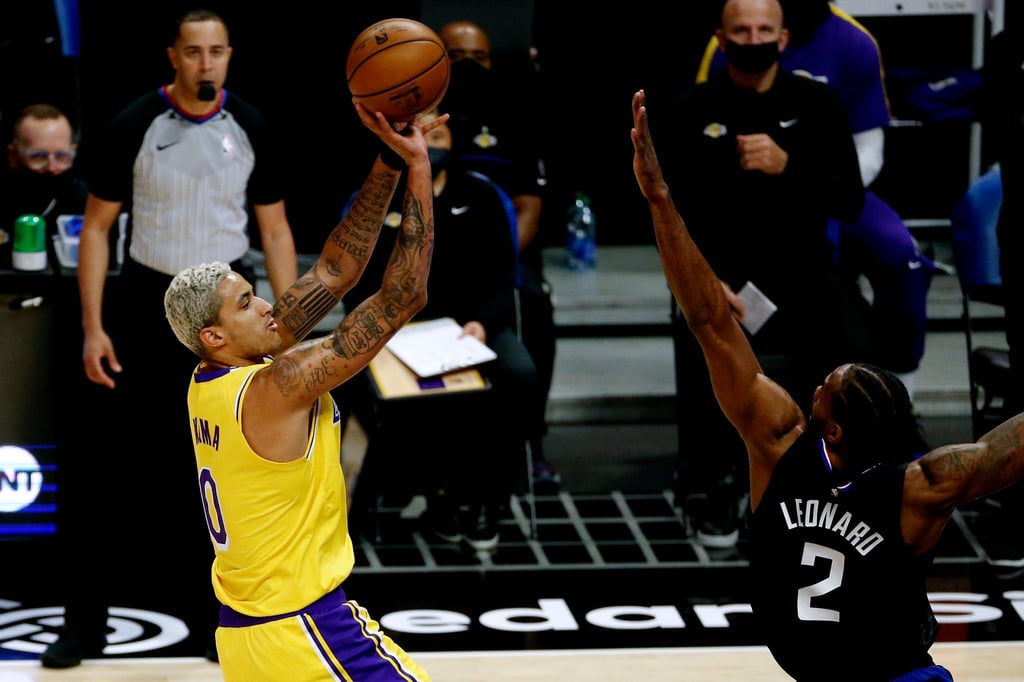 Kyle Kuzma (l) von den Los Angeles Lakers beim Wurfversuch.