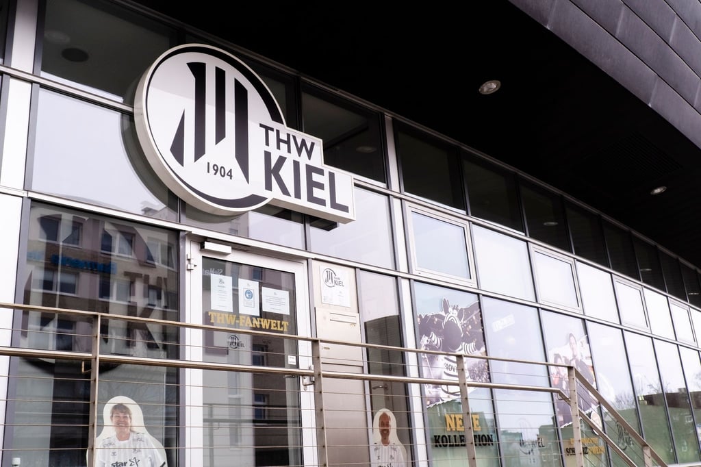 Das Logo des THW Kiel ist über dem Eingang der THW-Fanwelt angebracht.
