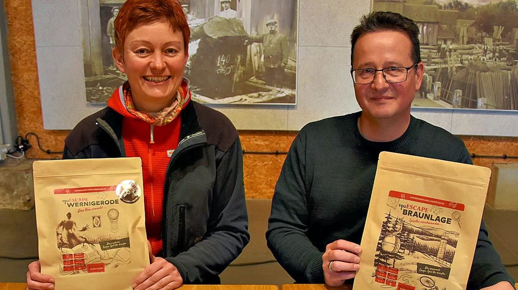 Nadine und Volker Herholt aus Benneckenstein zeigen die Outdoos Escape Games, die sie entwickelt haben.