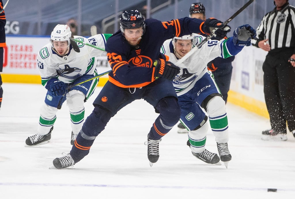 Das Team von Leon Draisaitl (M.) verlor gegen die Vancouver Canucks.