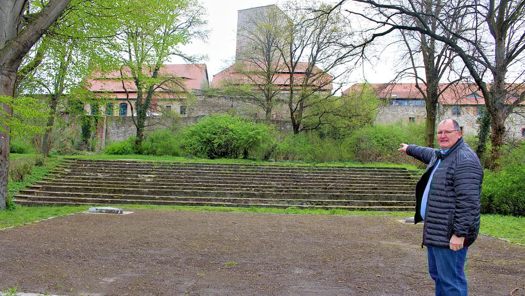 An der Freilichtbühne schwelgt Tino Bauer in Erinnerungen. Er würde sich wünschen, dass dieser Ort wiederbelebt wird.