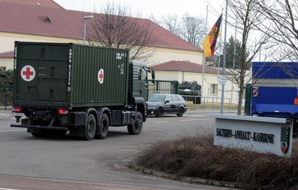 Fahrzeuge des Sanitätsdienstes prägen das Bild am Bundeswehr-Standort in der Zeitzer Straße in Weißenfels.
