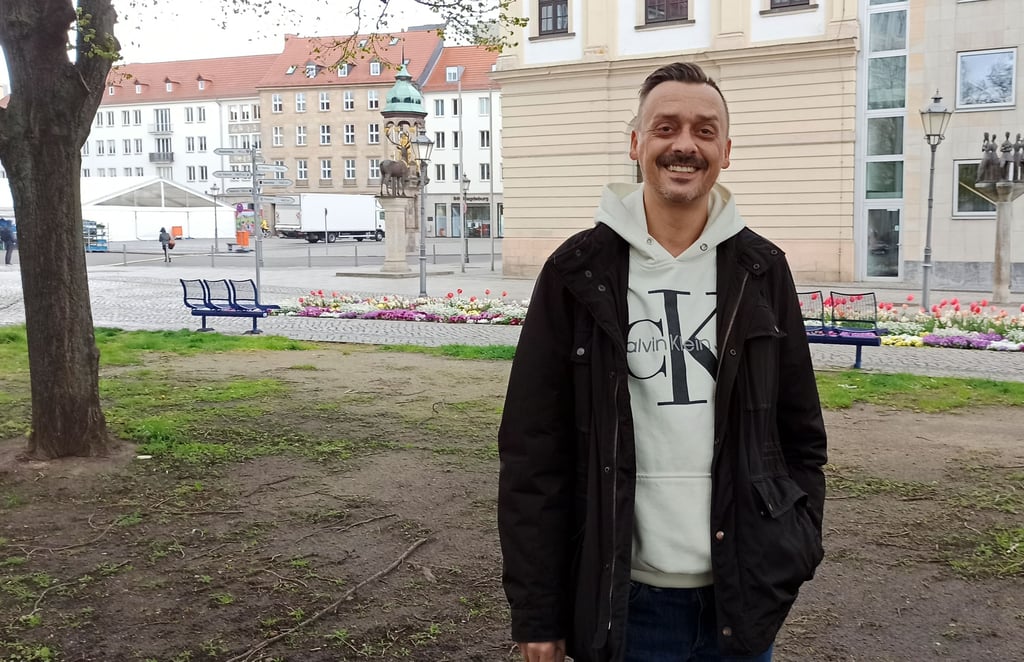 Matthias Nawroth möchte den Biergarten neben dem Rathaus am herrentag öffnen.