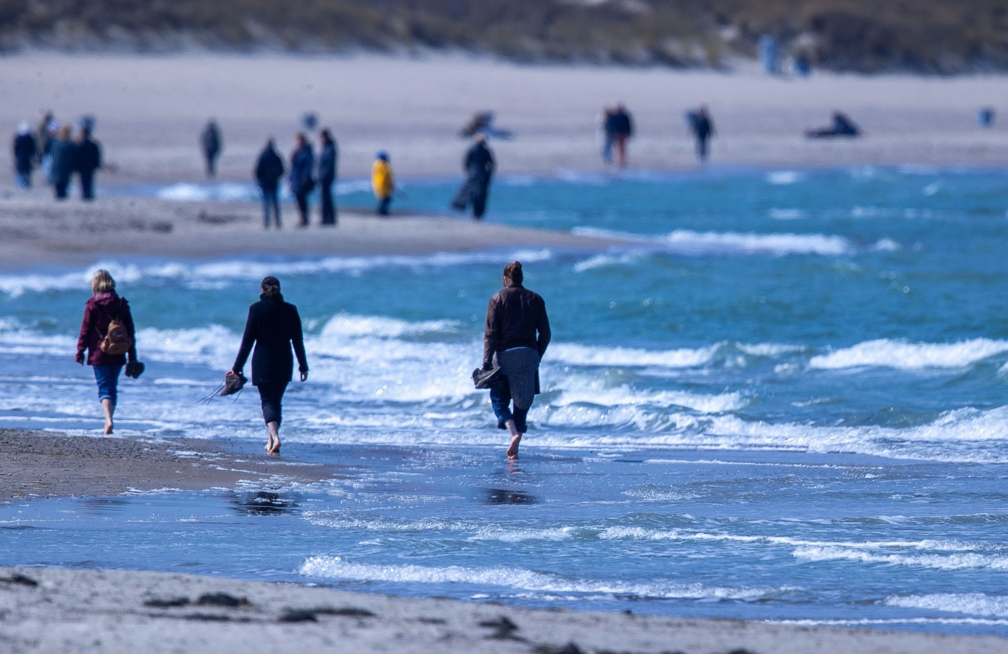 Spaziergänger am Strand von WArnemnünde.