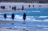 Spaziergänger am Strand von WArnemnünde.