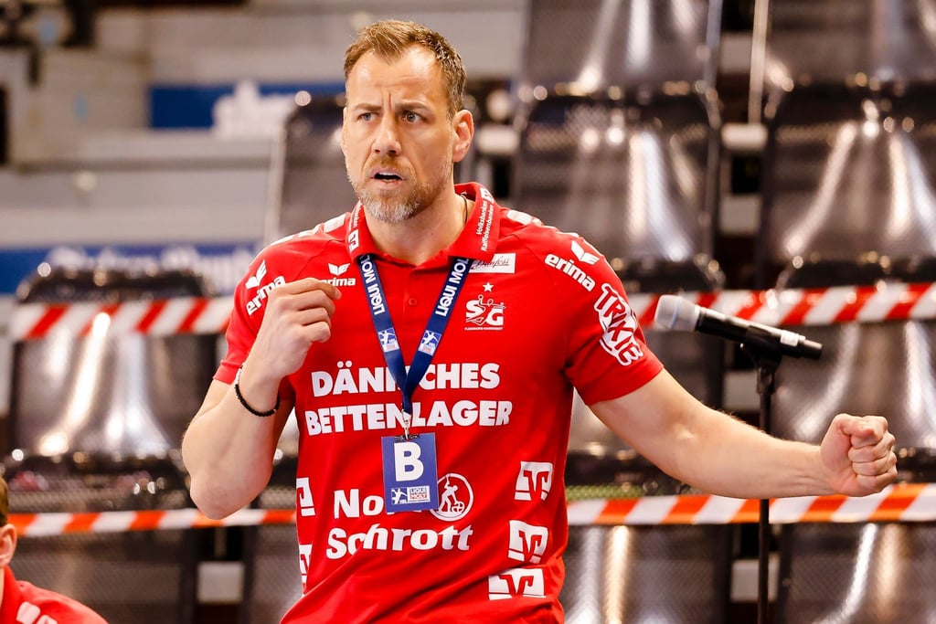 Flensburgs Trainer Maik Machulla steht an der Seitenlinie und gibt seinen Spielern Anweisungen.