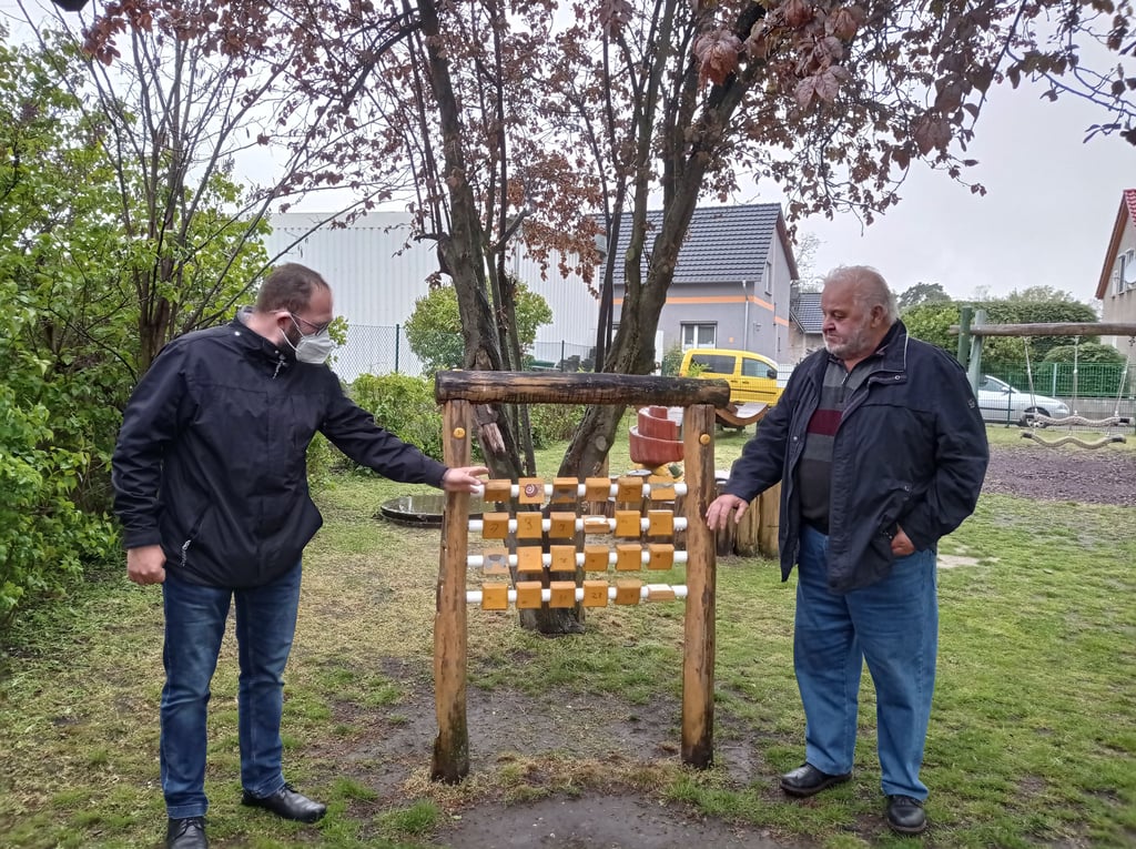 Gemeindebürgermeister Kay Gericke und Ortsbürgermeister Kurt Sattler auf dem Spielplatz in Heyrothsberge.