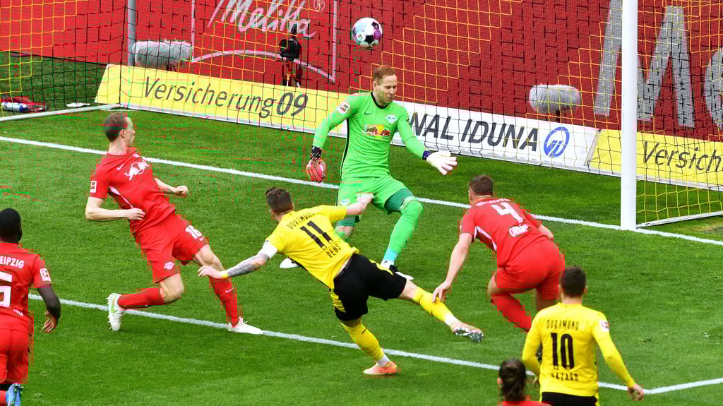 Marco Reus (Nr. 11) trifft zum 1:0 für Dortmund gegen RB Leipzig.