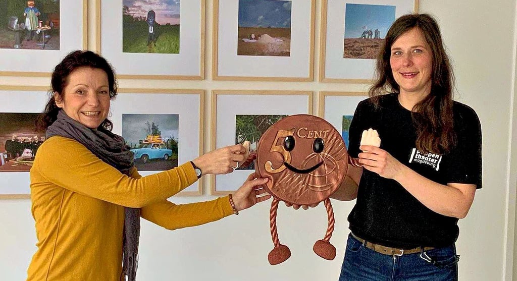 Christiane Biewald (l.) ist die Leiterin des Fachbereichs Elementare Musikpädagogik am Georg-Philipp-Telemann-Konservatorium. Kathrin Krüger-Willberg vom Puppentheater Magdeburg gestaltete die Puppe ?Centus?, die künftig in den Filmen für die Kinder der Musikschule mitspielen wird.
