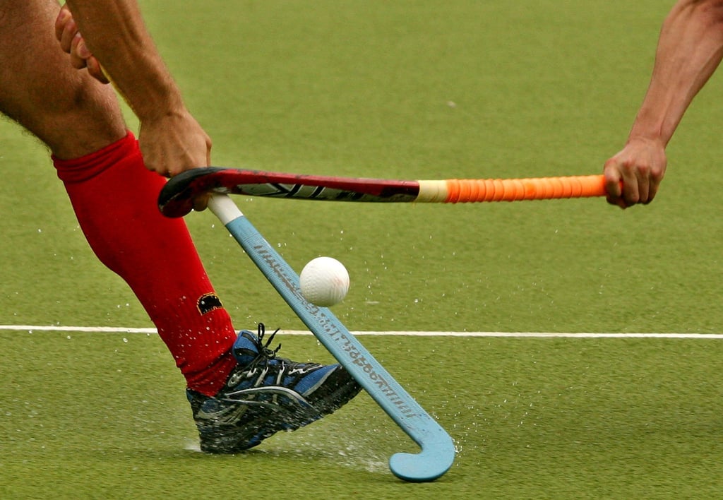 Im Endspiel der deutschen Feldhockey-Meisterschaft stehen sich die Damen des Düsseldorfer HC und die Damen des Mannheimer HC gegenüber.