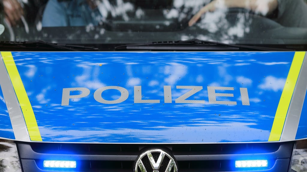 Die Polizei erwischte in Magdeburg Autodiebe, die auf der Flucht zunächst ihr Kind im gestohlenen Fahrzeug zurückließen.