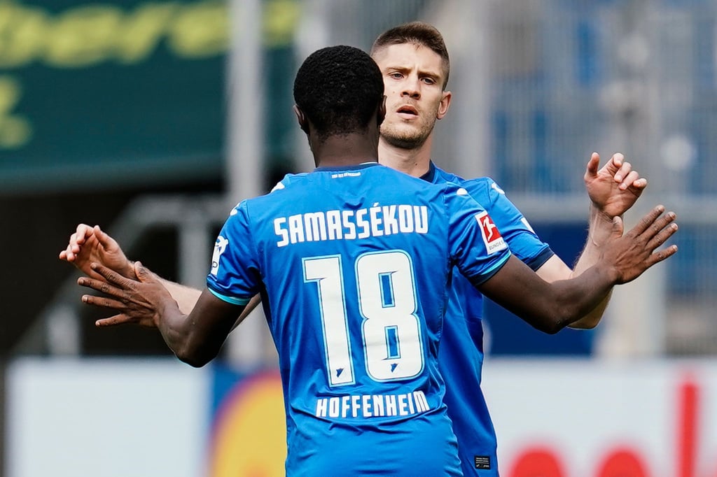 Hoffenheims Andrej Kramaric (r) jubelt mit Mannschaftskamerad Diadie Samassekou über sein Tor zum 1:2-Anschluss.