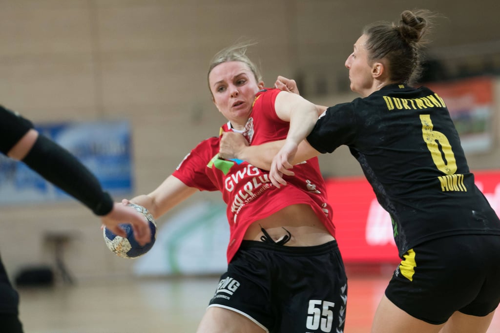 Julia Redder wird von der Dortmunderin Clara Monti Danielsson bedrängt.